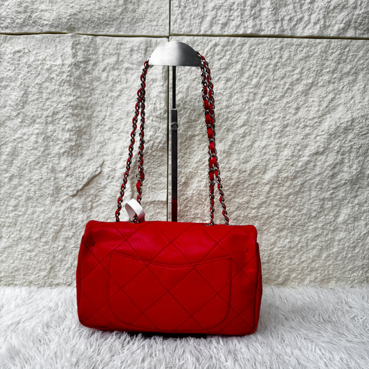Chanel Red Quilted Lambskin Classic Flap Shoulder Bag (Pre-Owned)