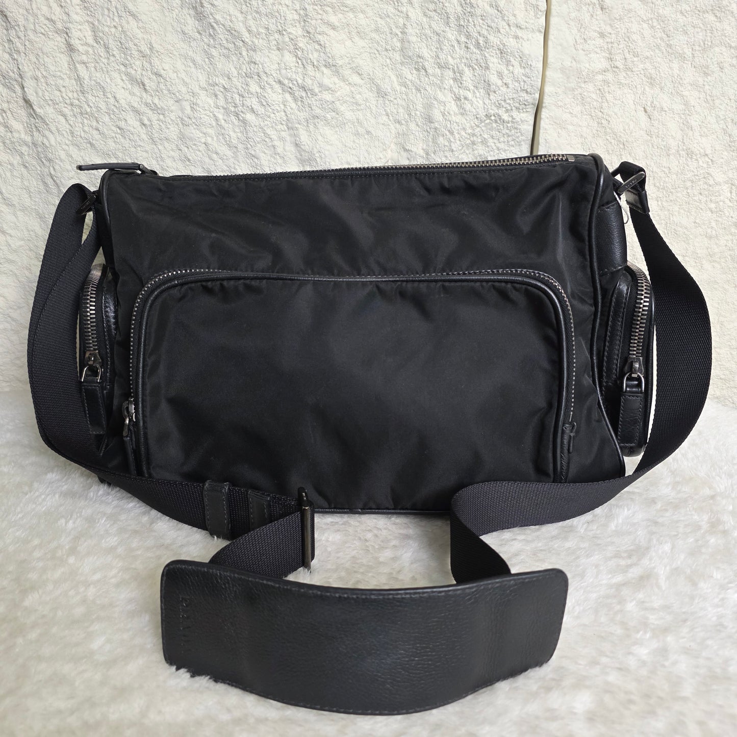 PRADA テッスート ナイロン トライアングルロゴプレート ショルダーバッグ ブラック シルバー金具 【中古】
