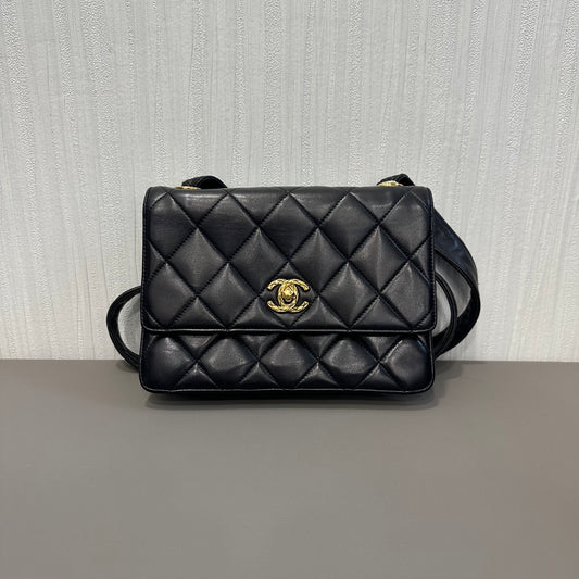 シャネル ブラック キャビアエンボスクラスプ スクエアフラップバッグ【中古】