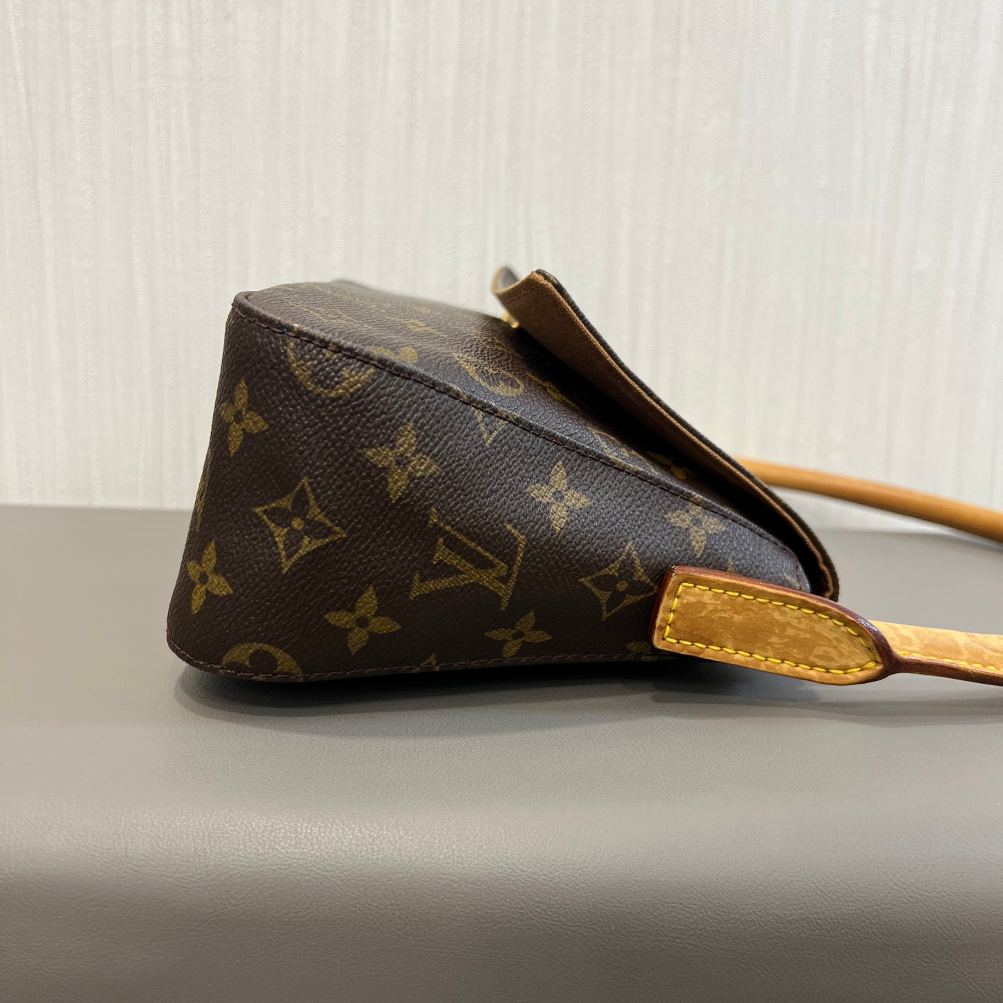 LV ルーピングモノグラム フラップショルダーバッグ【中古】
