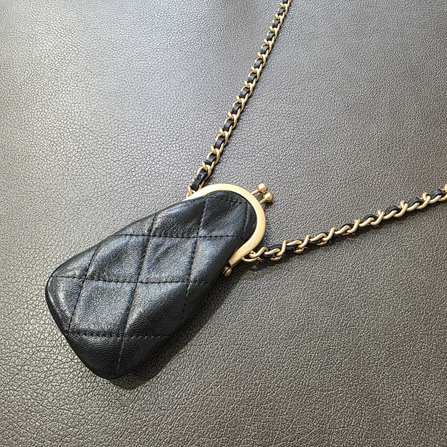 CHANEL 22A キスロック ミニバッグ【中古】