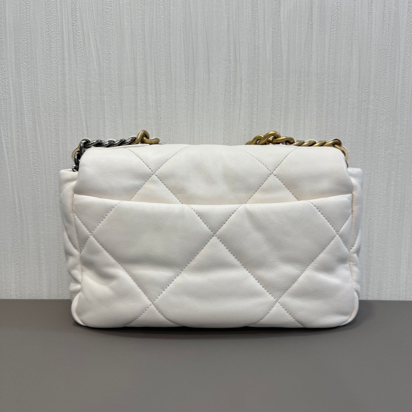 Chanel 19 Chain Shoulder Bag White [Pre-owned]