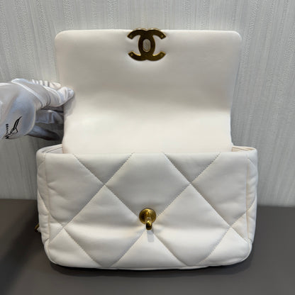 Chanel 19 Chain Shoulder Bag White [Pre-owned]