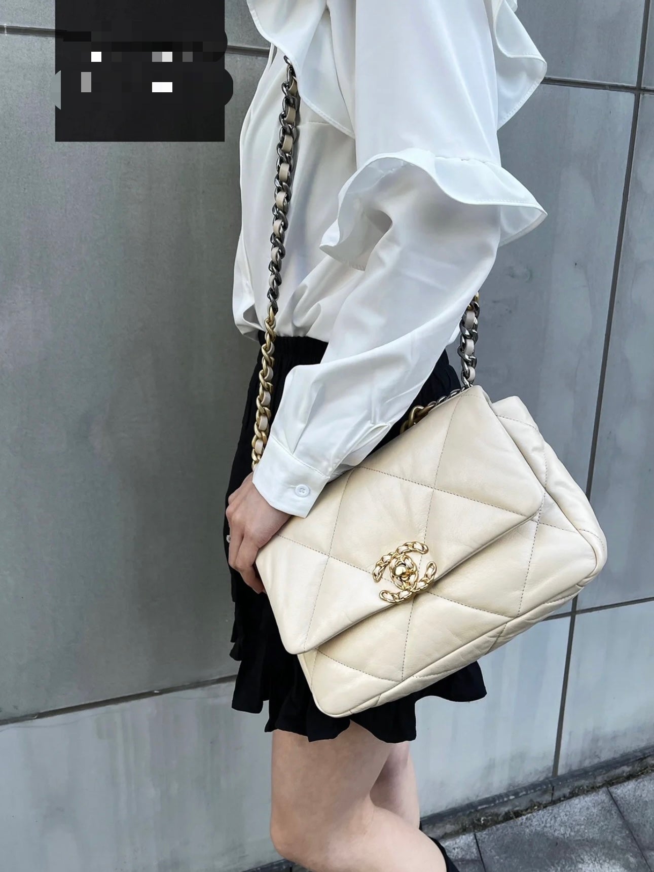 Chanel 19 Chain Shoulder Bag White [Pre-owned]