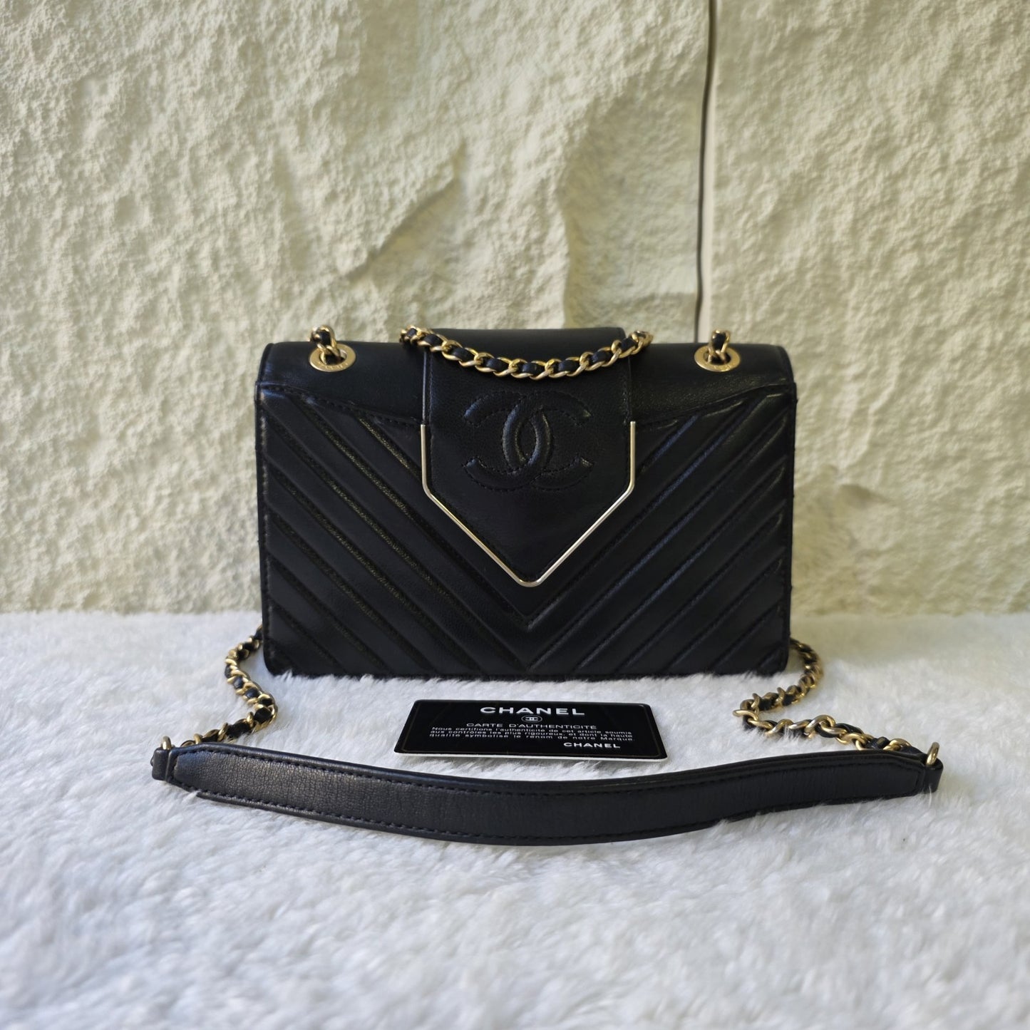 CHANEL シェブロン Vステッチ ショルダーバッグ レザー【中古】 
