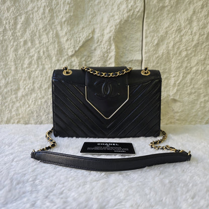 CHANEL シェブロン Vステッチ ショルダーバッグ レザー【中古】 