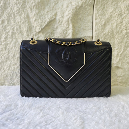 CHANEL シェブロン Vステッチ ショルダーバッグ レザー【中古】 