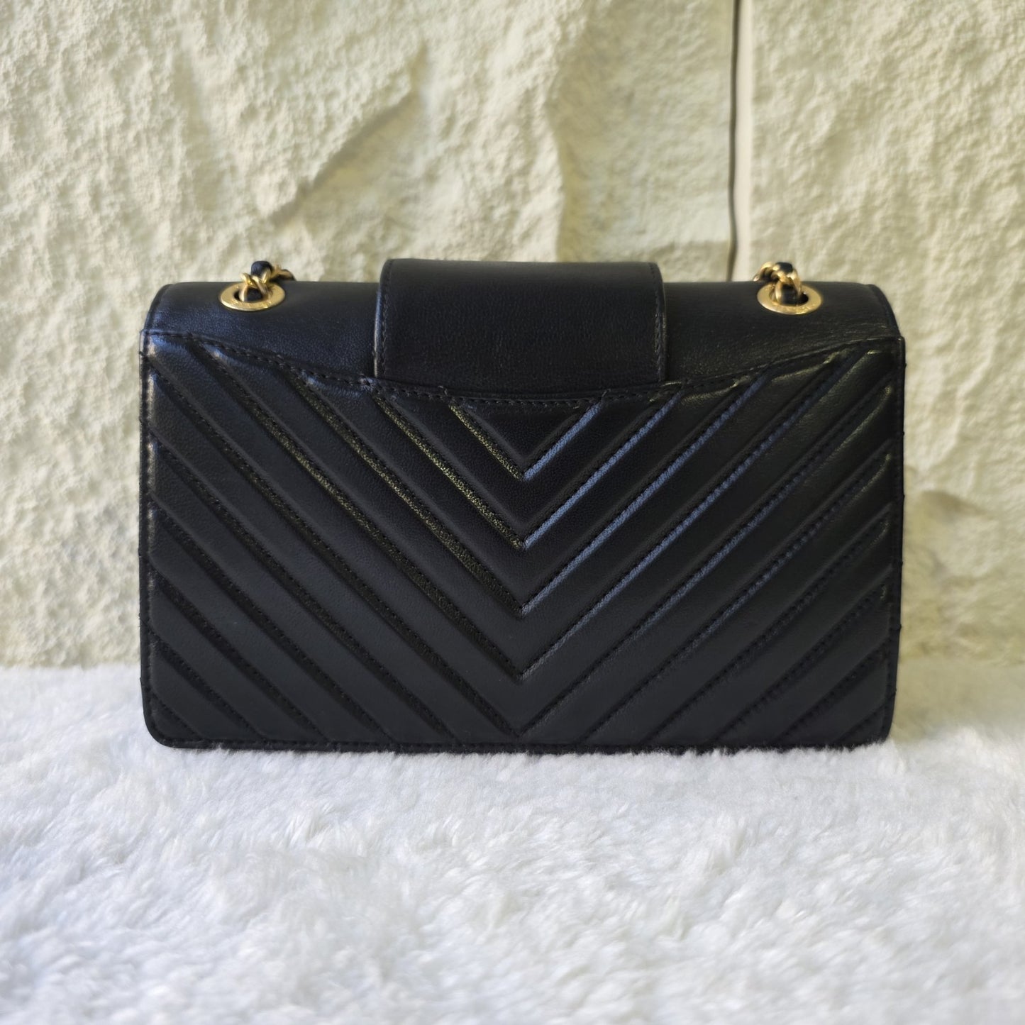 CHANEL シェブロン Vステッチ ショルダーバッグ レザー【中古】 