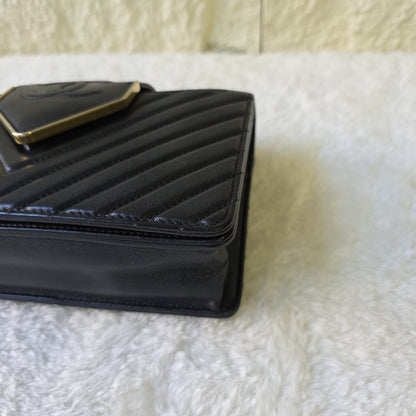CHANEL シェブロン Vステッチ ショルダーバッグ レザー【中古】 