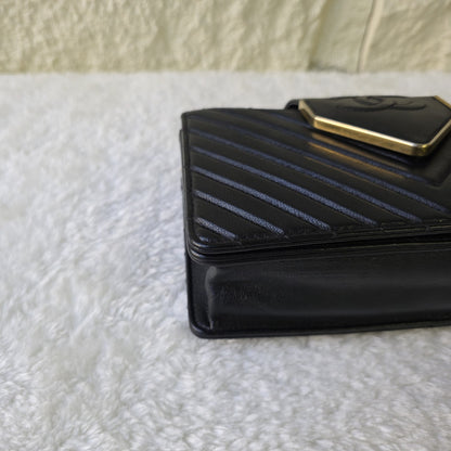 CHANEL シェブロン Vステッチ ショルダーバッグ レザー【中古】 