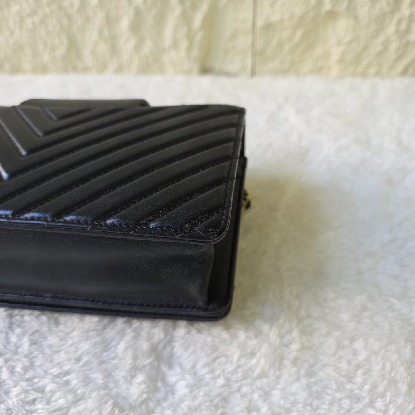 CHANEL シェブロン Vステッチ ショルダーバッグ レザー【中古】 