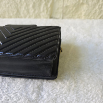 CHANEL シェブロン Vステッチ ショルダーバッグ レザー【中古】 
