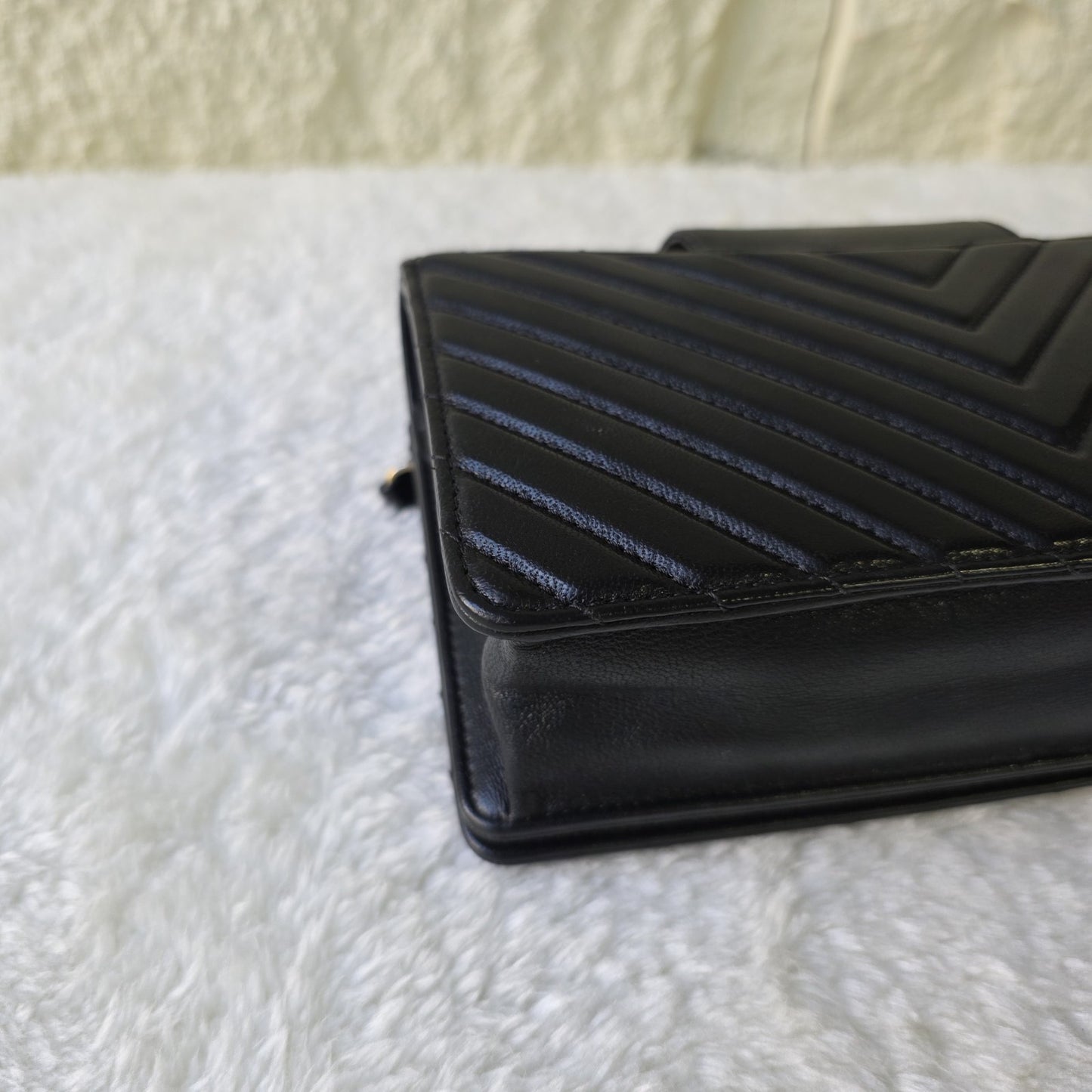 CHANEL シェブロン Vステッチ ショルダーバッグ レザー【中古】 