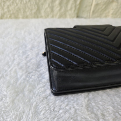 CHANEL シェブロン Vステッチ ショルダーバッグ レザー【中古】 