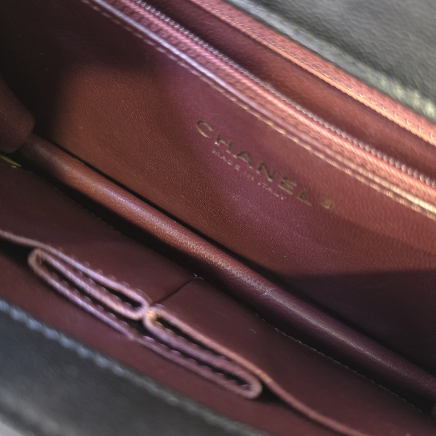 CHANEL シェブロン Vステッチ ショルダーバッグ レザー【中古】 