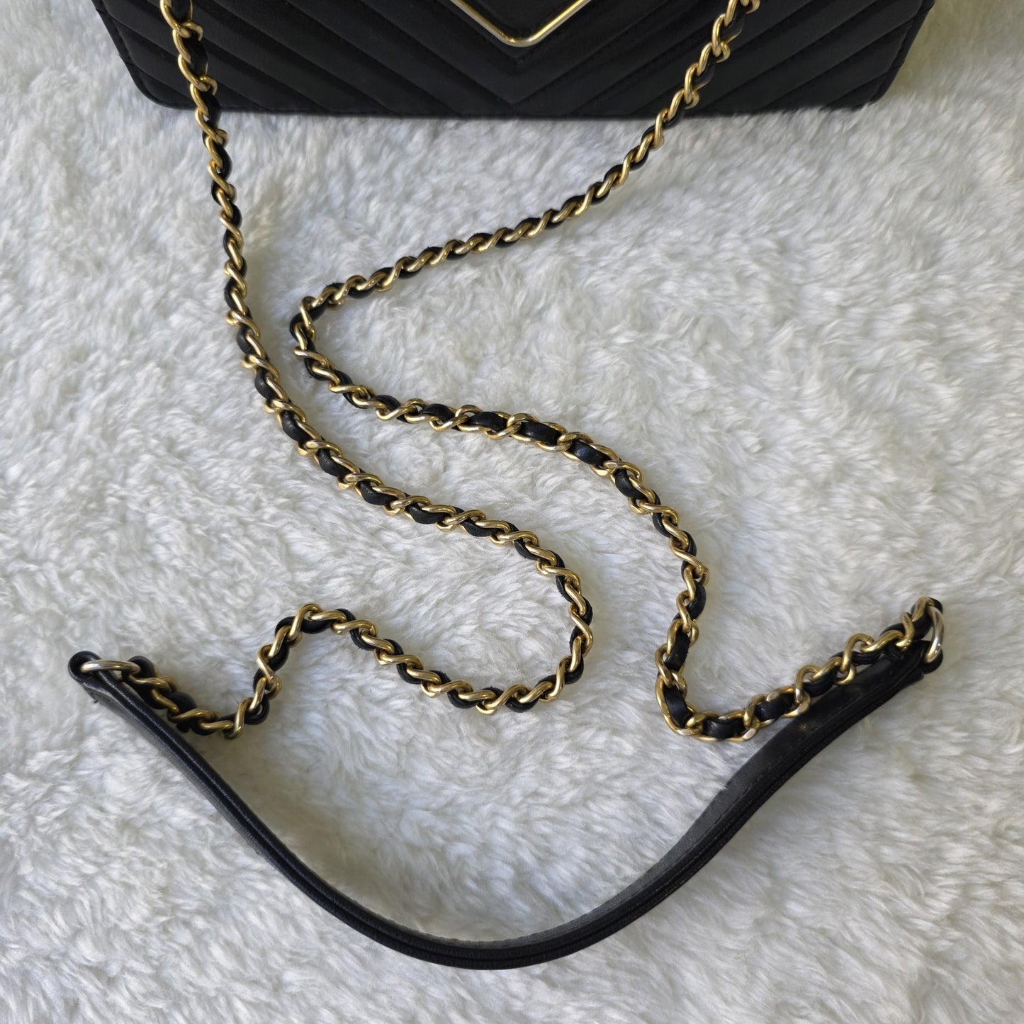 CHANEL シェブロン Vステッチ ショルダーバッグ レザー【中古】 