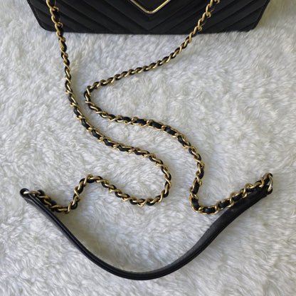 CHANEL シェブロン Vステッチ ショルダーバッグ レザー【中古】 