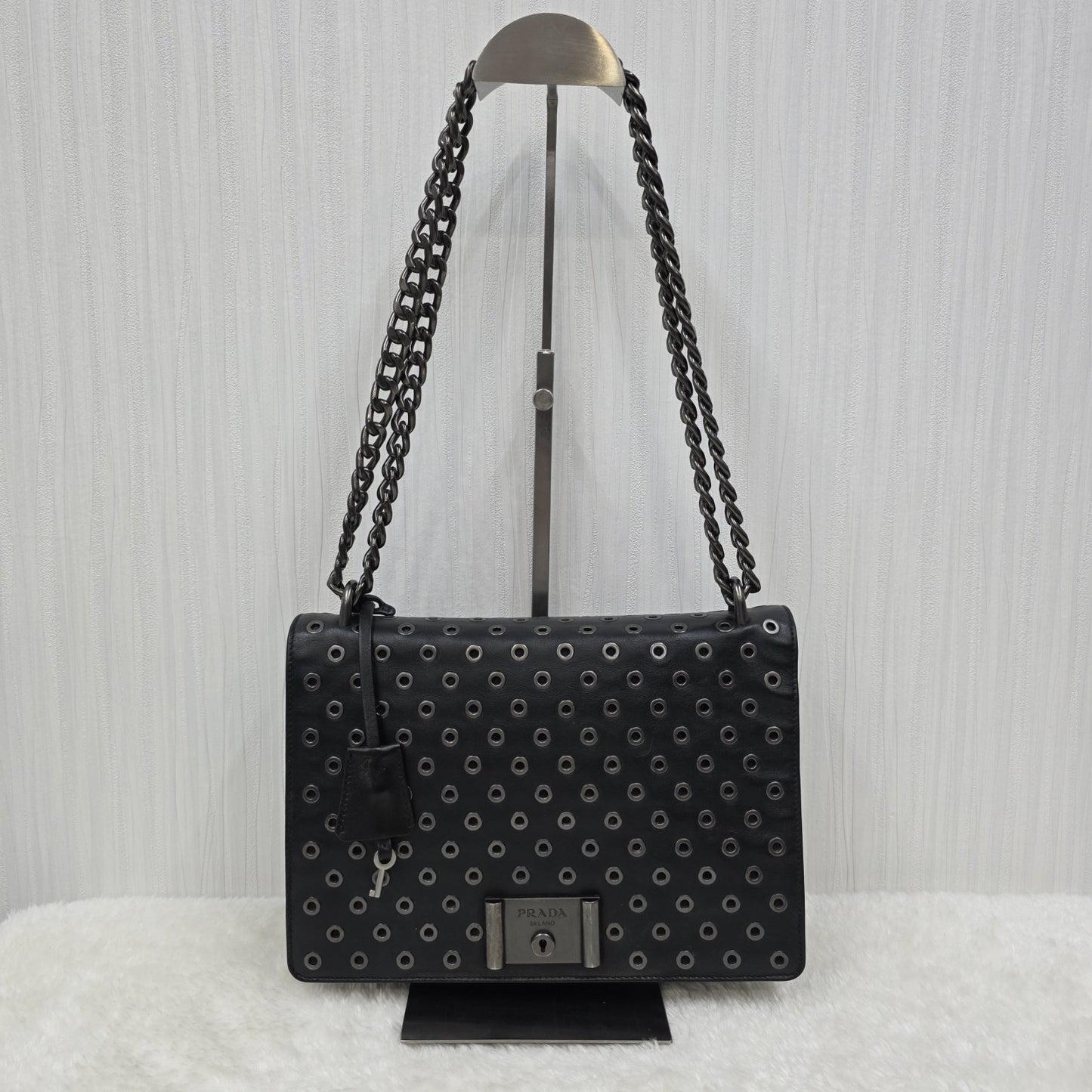 PRADA メタルパンチングレザーチェーンショルダーバッグ ブラック【中古】 