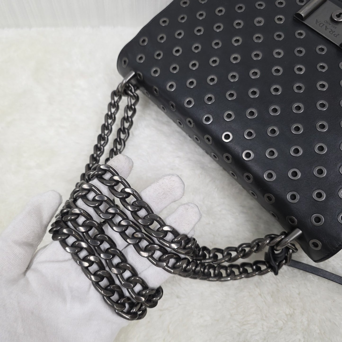 PRADA メタルパンチングレザーチェーンショルダーバッグ ブラック【中古】 
