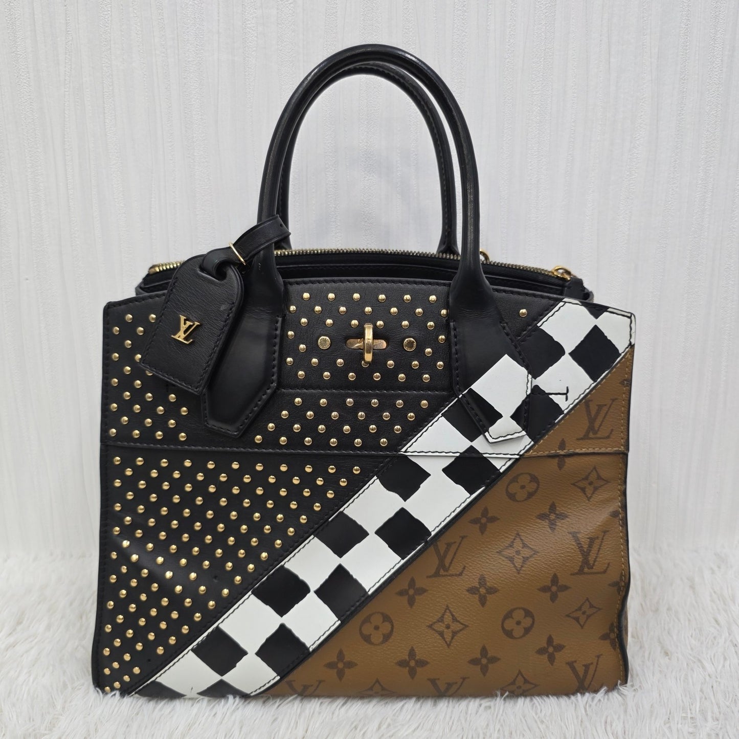 Louis Vuitton Europe Limited Edition Handbag (Pre-owned)