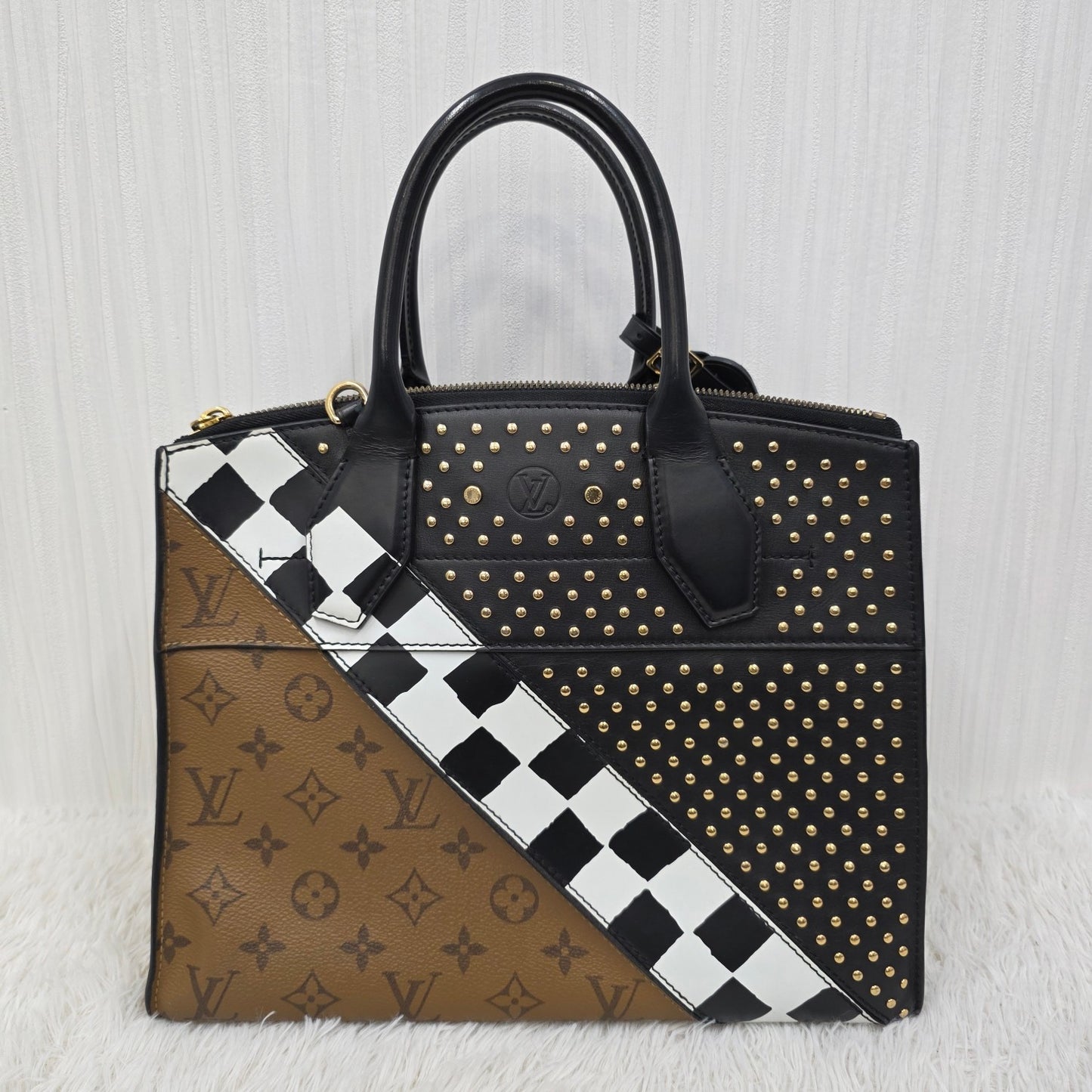 Louis Vuitton Europe Limited Edition Handbag (Pre-owned)