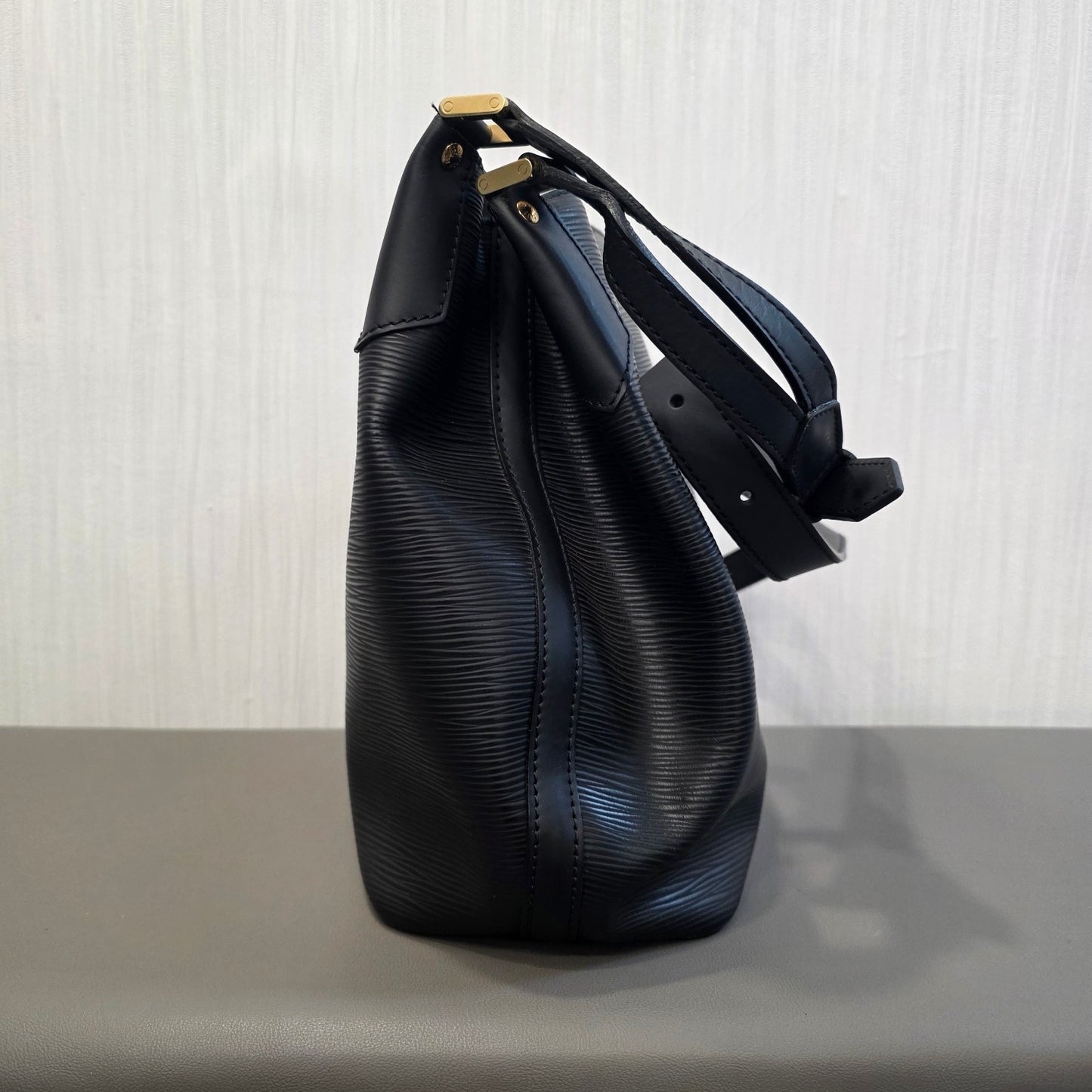 Louis Vuitton Crossbody Bag (Pre-owned)