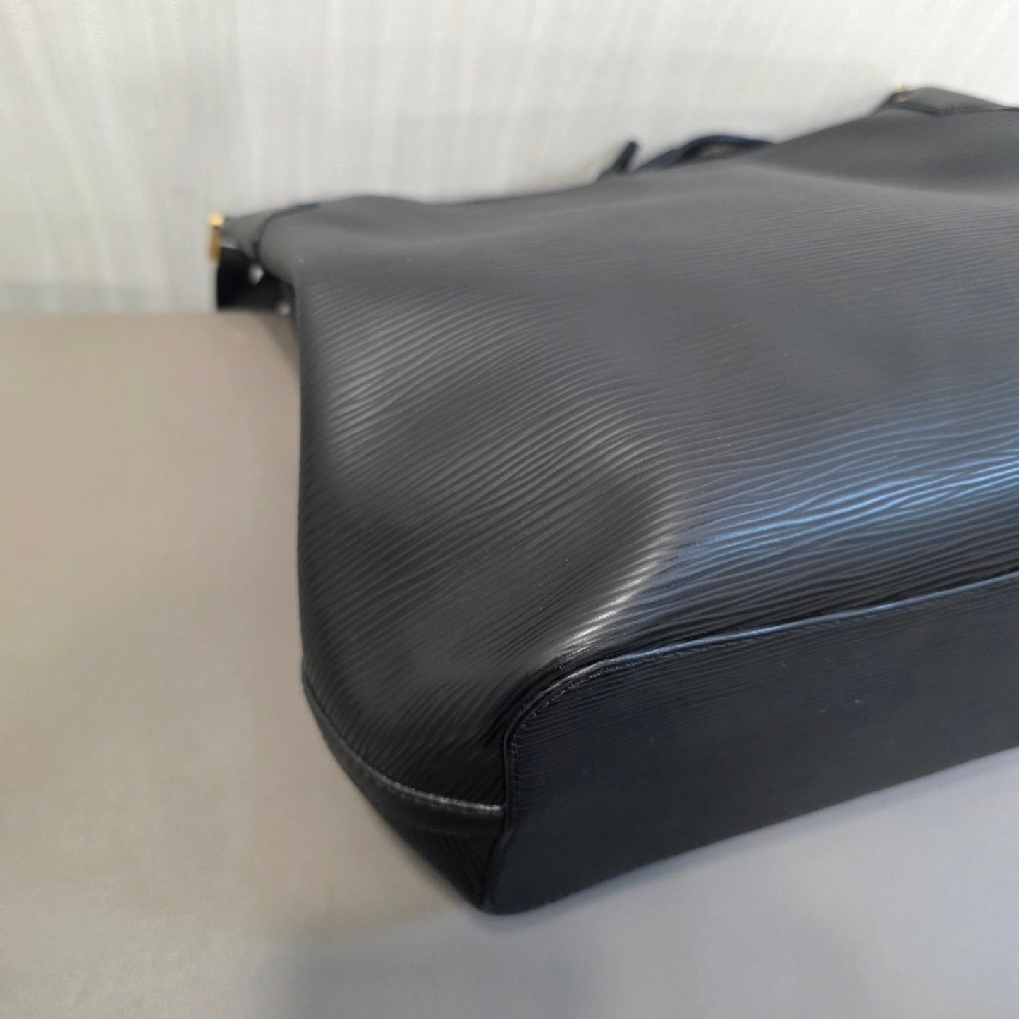 Louis Vuitton Crossbody Bag (Pre-owned)