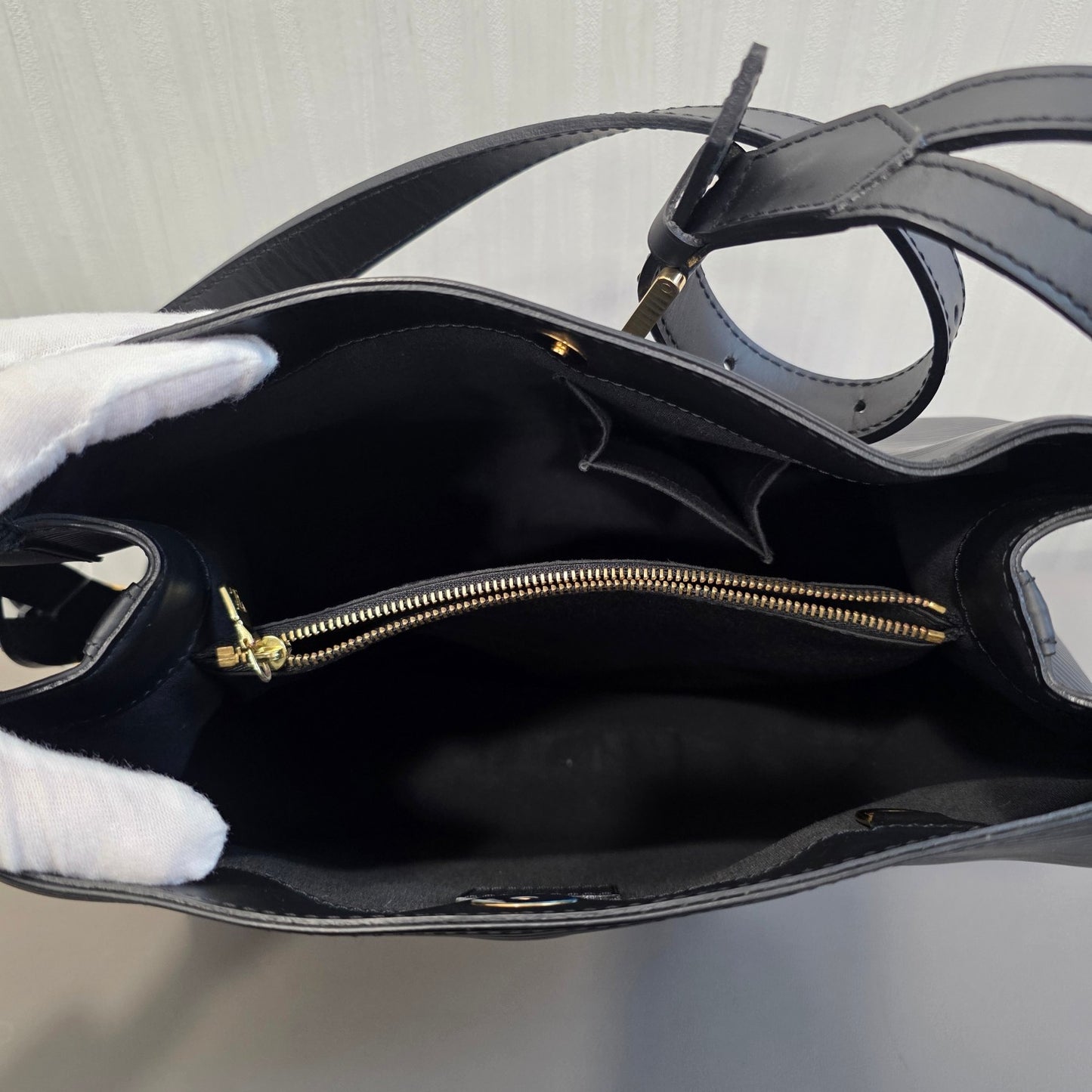 Louis Vuitton Crossbody Bag (Pre-owned)