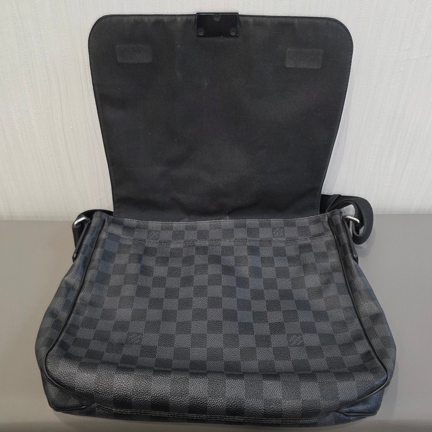Louis Vuitton Damier One Shoulder Bag (Pre-owned)