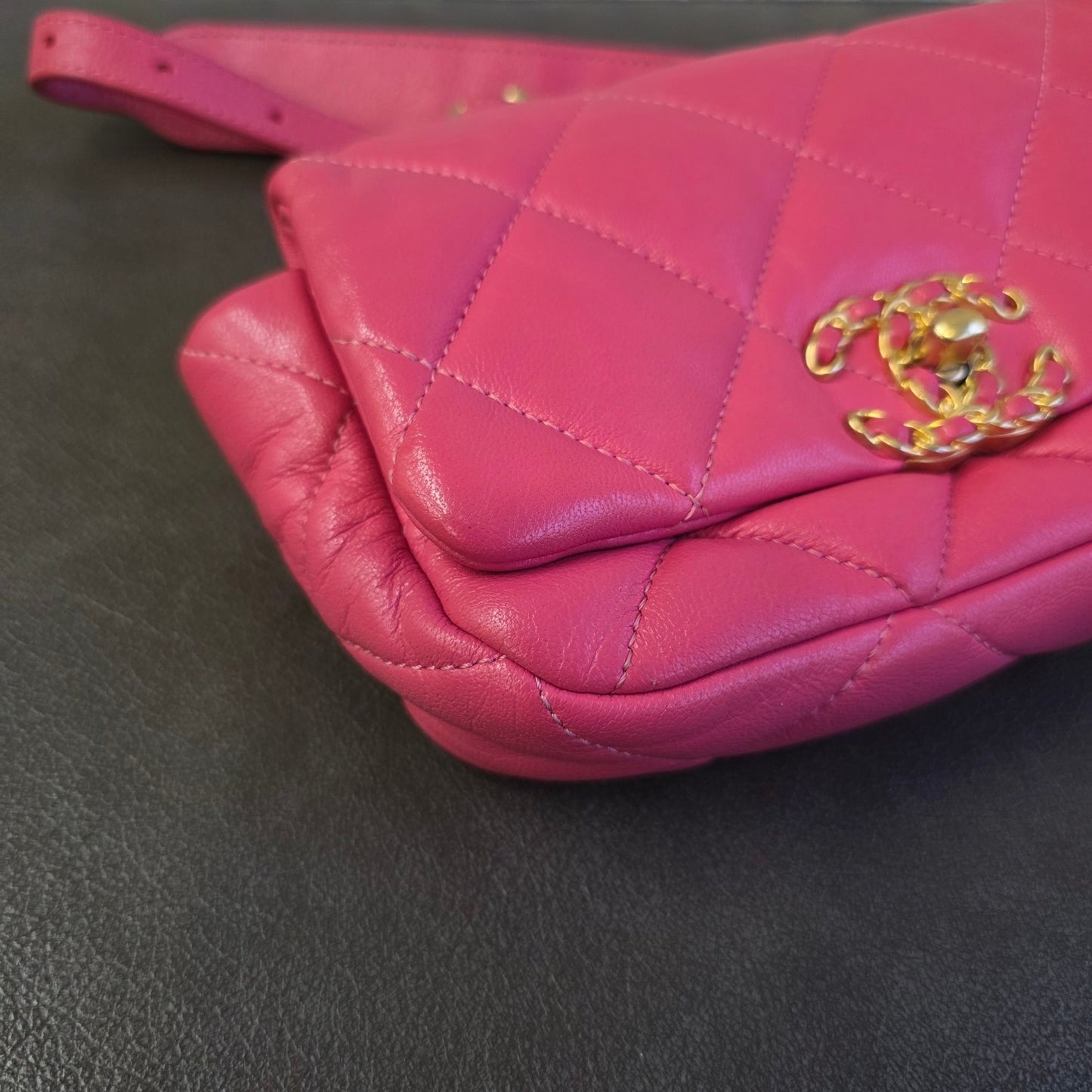 Chanel Quilted Waist Bag （Pre-owned)