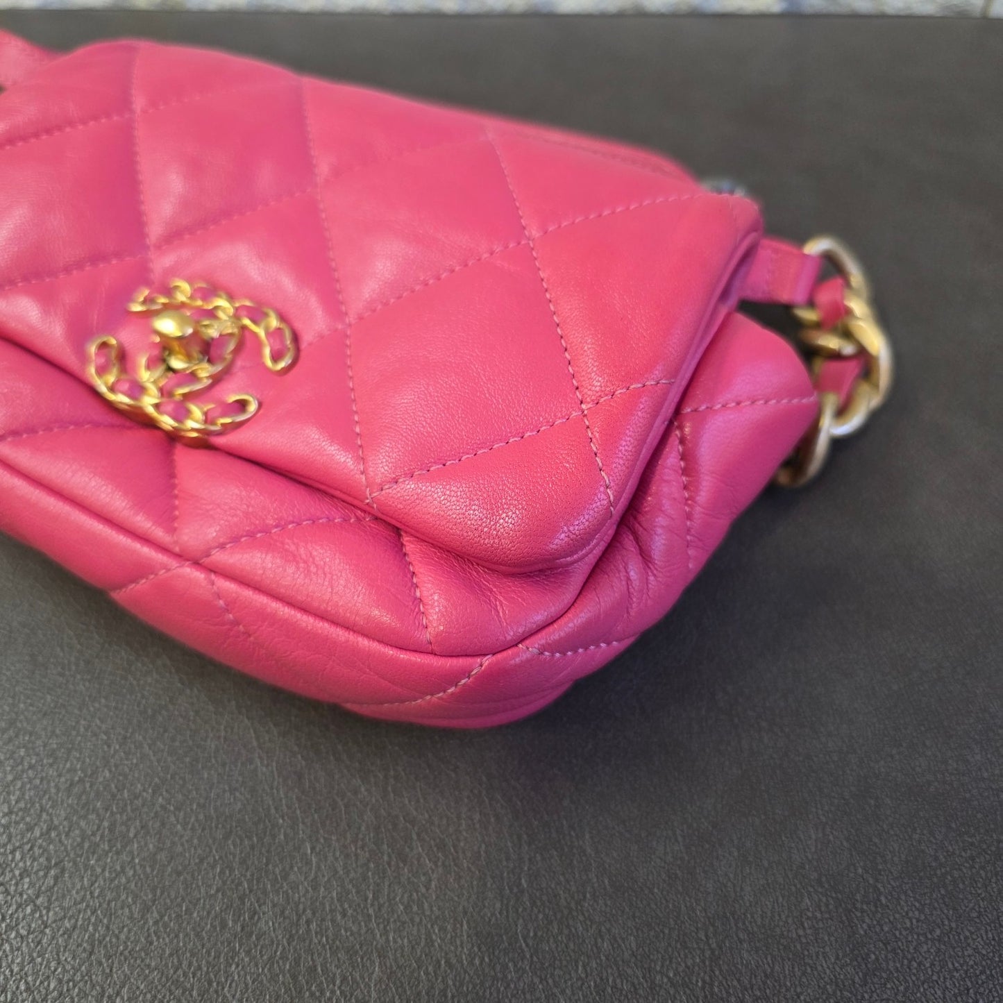 Chanel Quilted Waist Bag （Pre-owned)