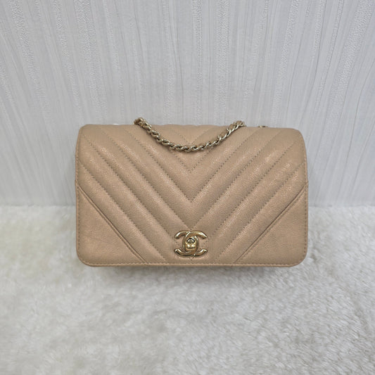 CHANEL Medium Classic Chevron Flap Bag (Pre-owned)