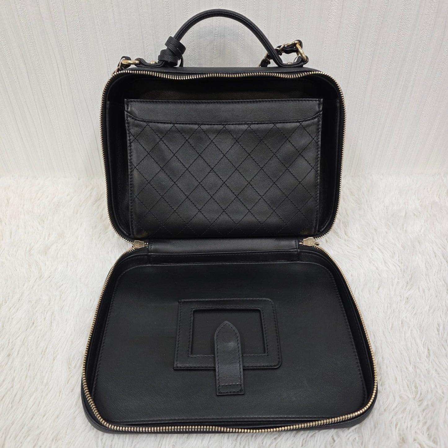 CHANEL CC Filigree Vanity Case Bag (Pre-Owned)