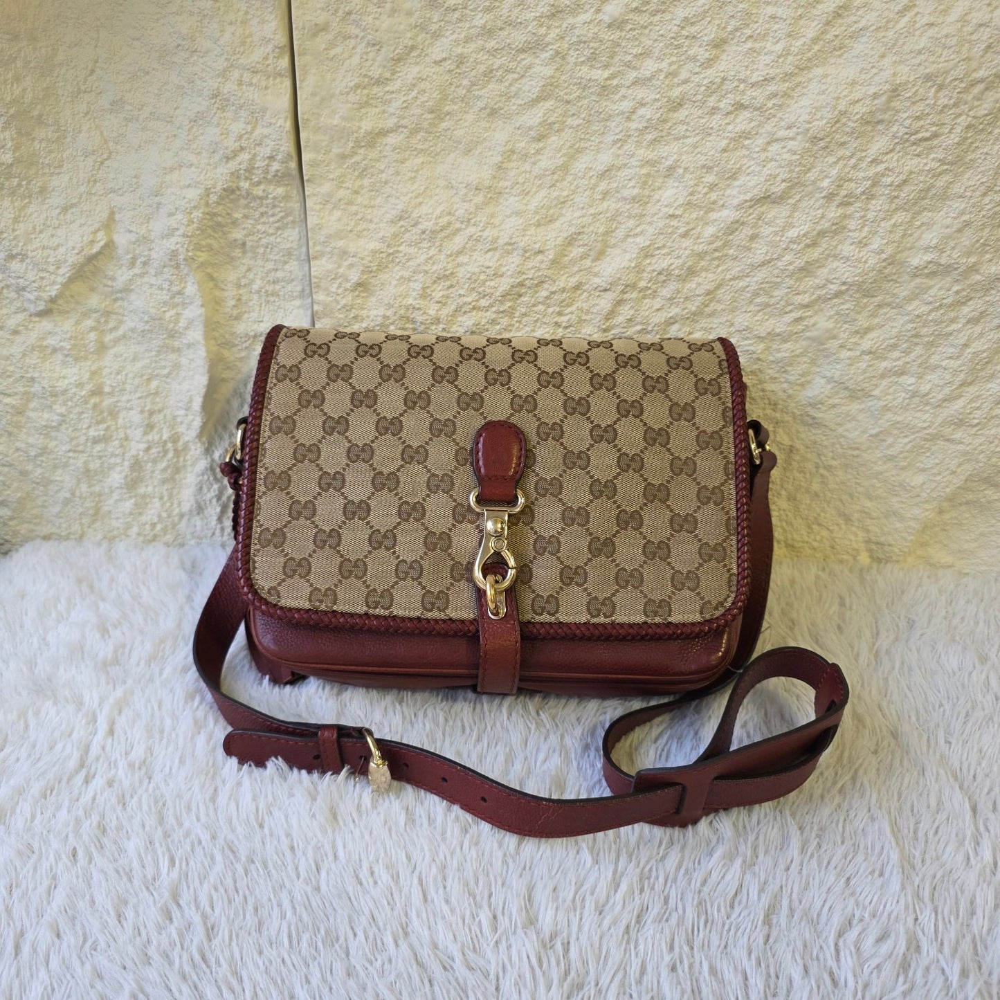 Gucci GG Supreme Canvas Messenger Crossbody Handbag (Pre-Owned)