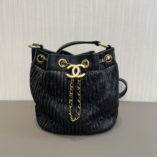 CHANEL Drawstring Bucket Chain Shoulder Handbag (Pre-Owned)