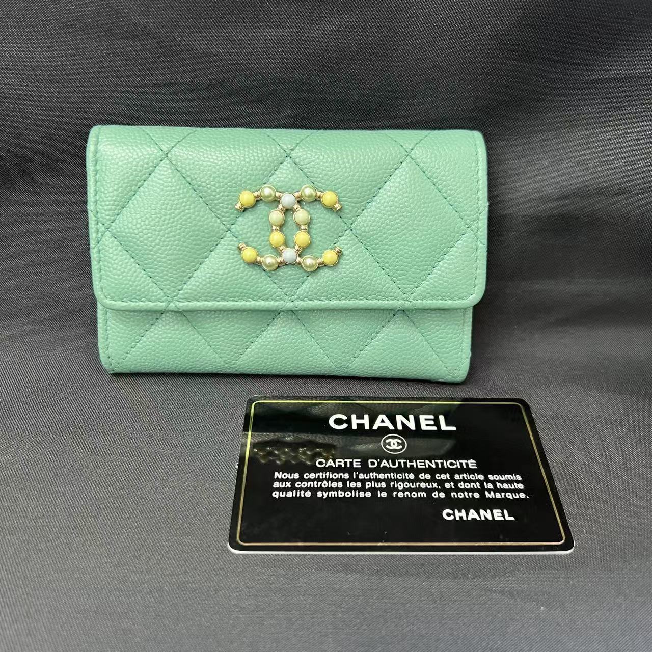 Chanel Mint Green Quilted Pearl CC Card Holder (Pre-Owned)