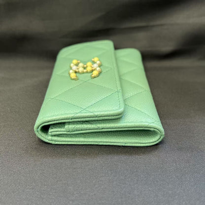 Chanel Mint Green Quilted Pearl CC Card Holder (Pre-Owned)