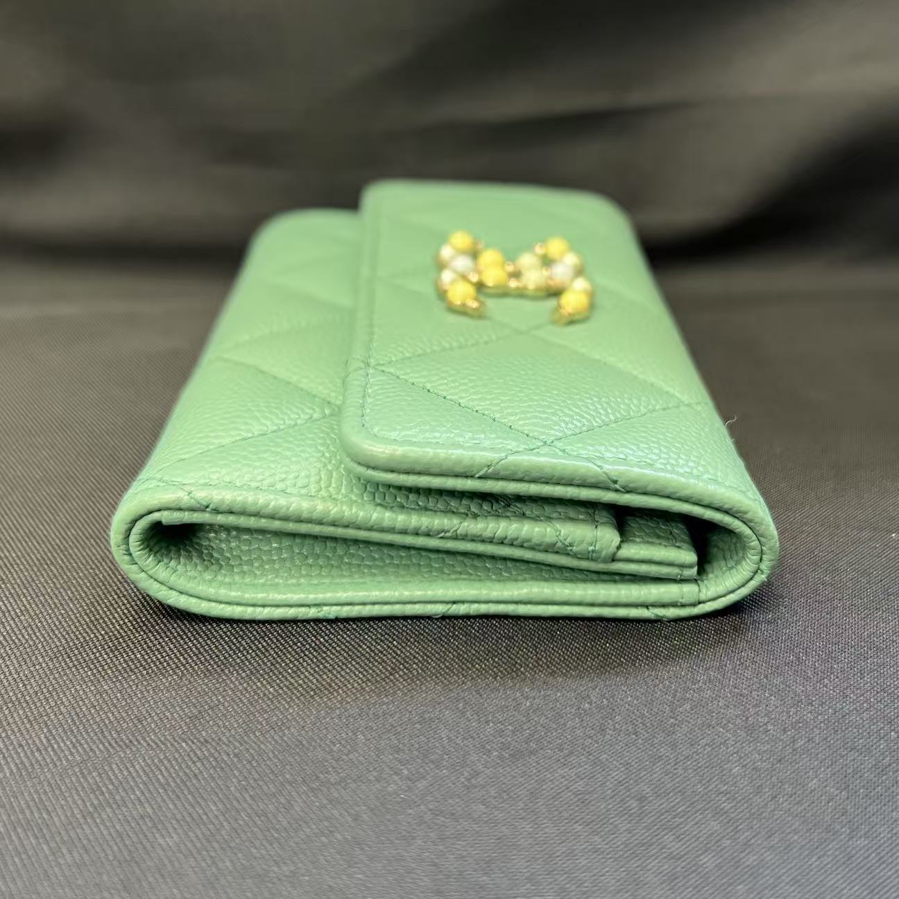 Chanel Mint Green Quilted Pearl CC Card Holder (Pre-Owned)
