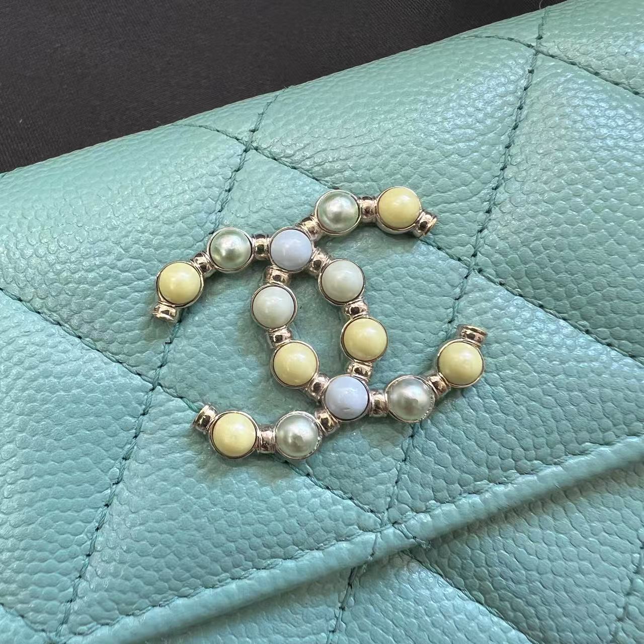 Chanel Mint Green Quilted Pearl CC Card Holder (Pre-Owned)