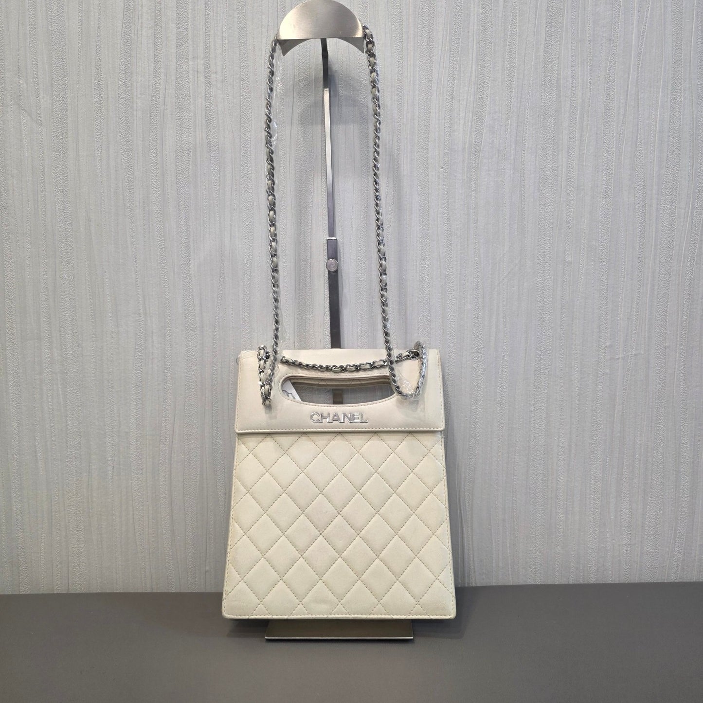 Chanel Quilted Leather Chain Shopping Bag White (Pre-Owned)