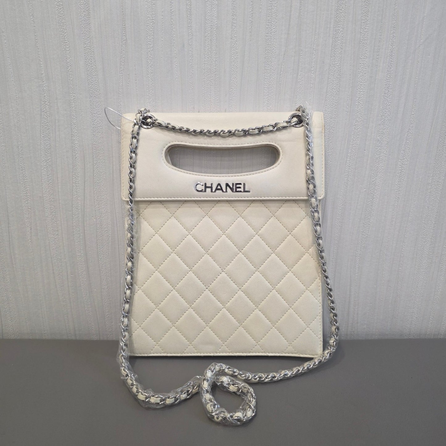 Chanel Quilted Leather Chain Shopping Bag White (Pre-Owned)