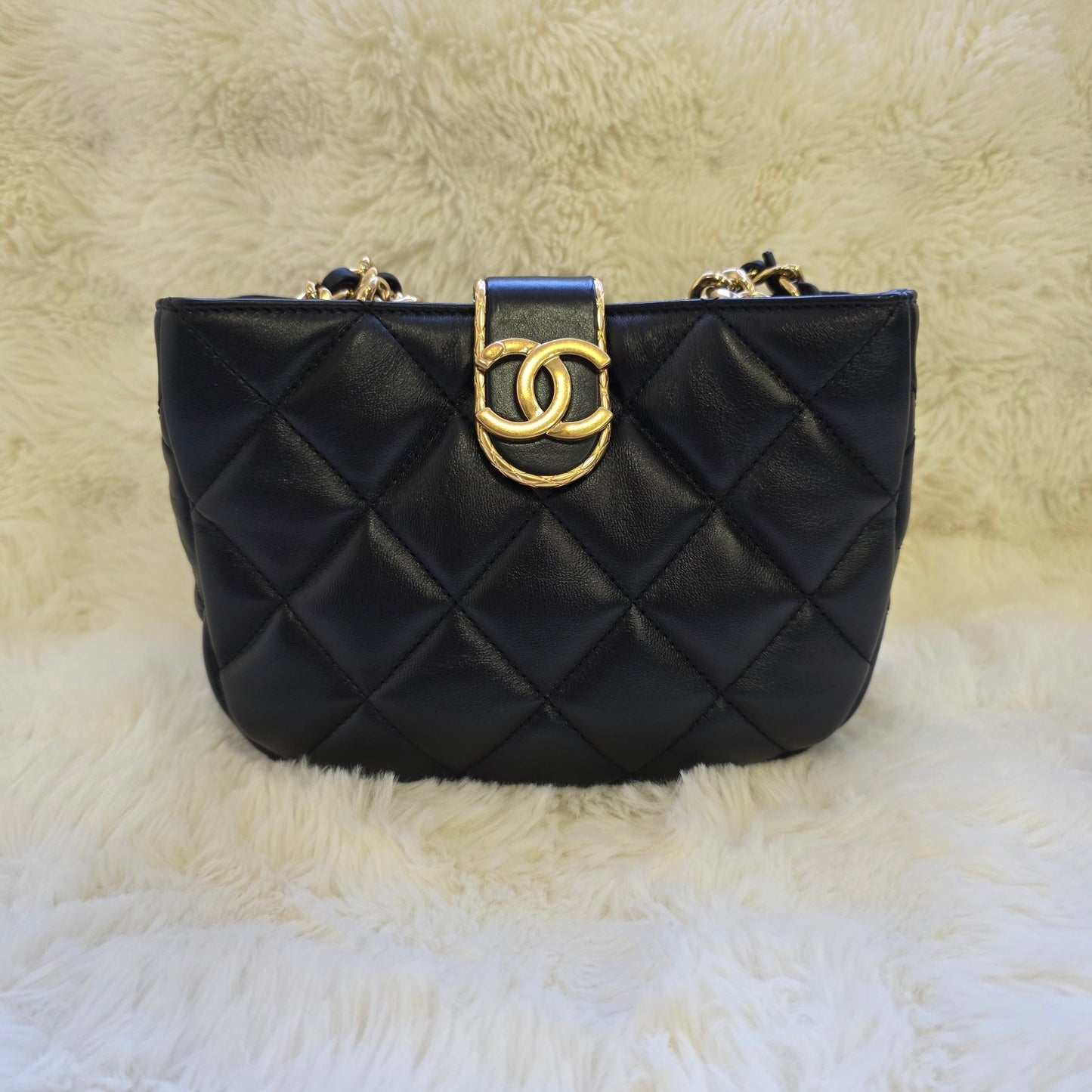 Chanel CC Turn-Lock Quilted Leather Chain Shoulder Bag (Pre-Owned)