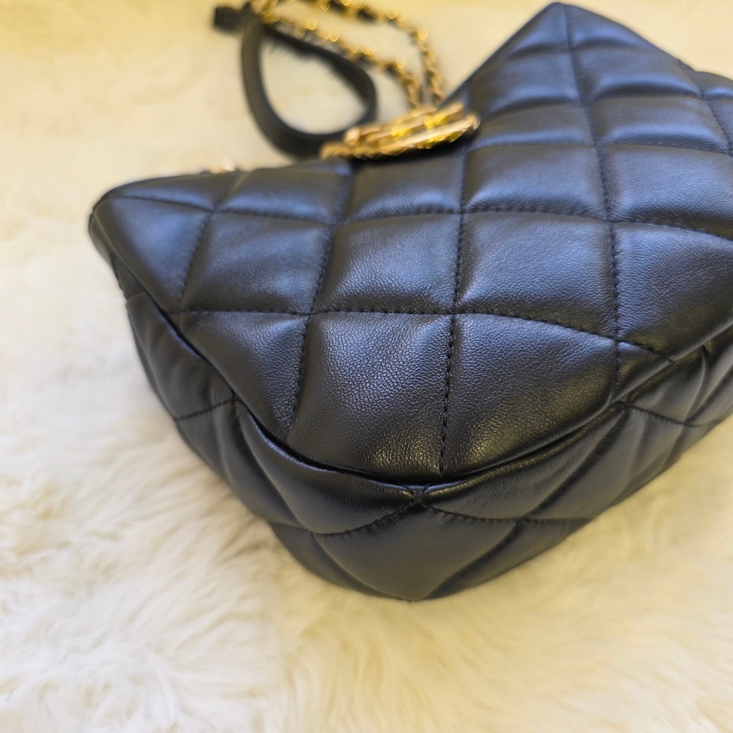 Chanel CC Turn-Lock Quilted Leather Chain Shoulder Bag (Pre-Owned)