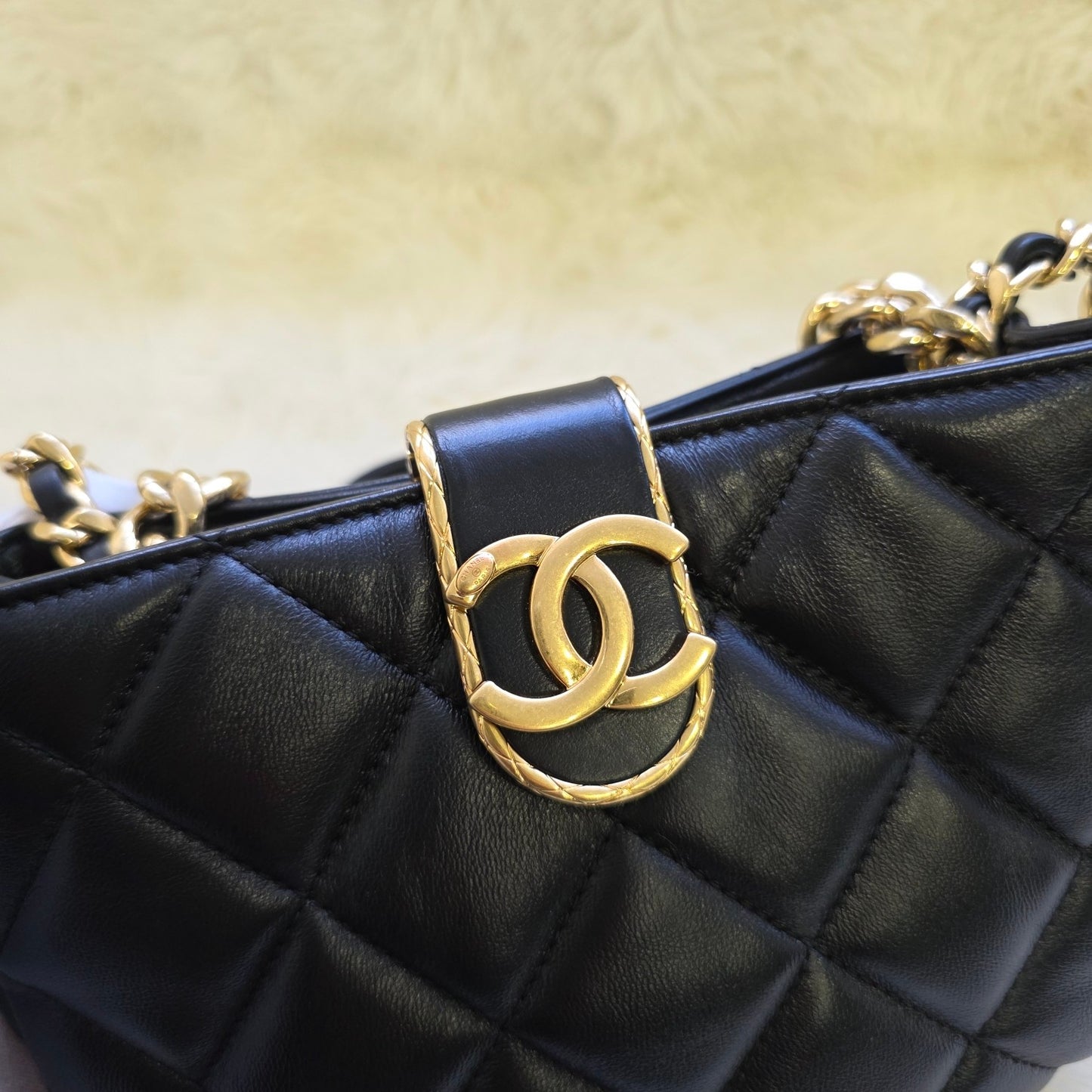 Chanel CC Turn-Lock Quilted Leather Chain Shoulder Bag (Pre-Owned)