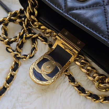 Chanel CC Turn-Lock Quilted Leather Chain Shoulder Bag (Pre-Owned)