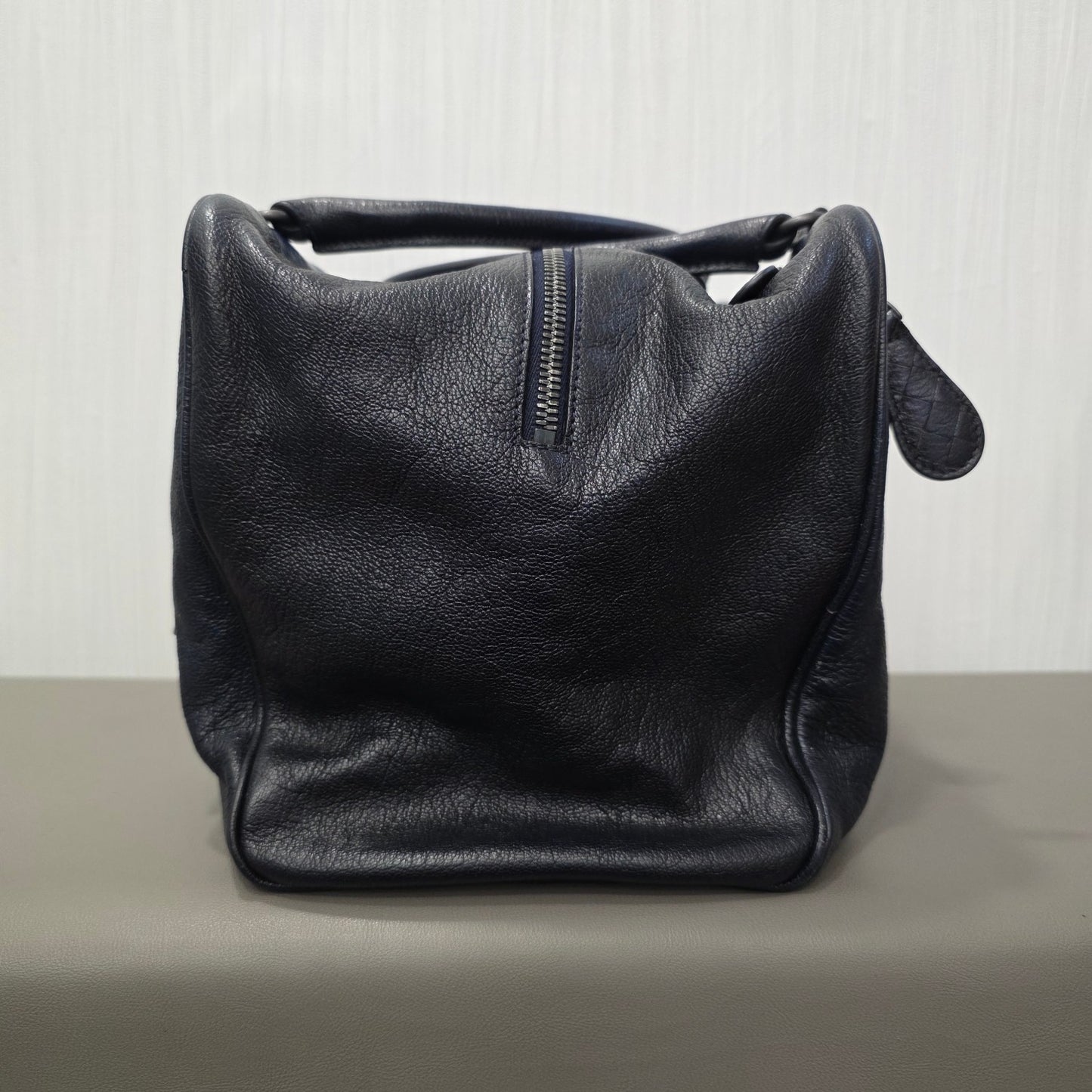 Bottega Veneta Intrecciato Detail Leather Boston Handbag Black (Pre-Owned)