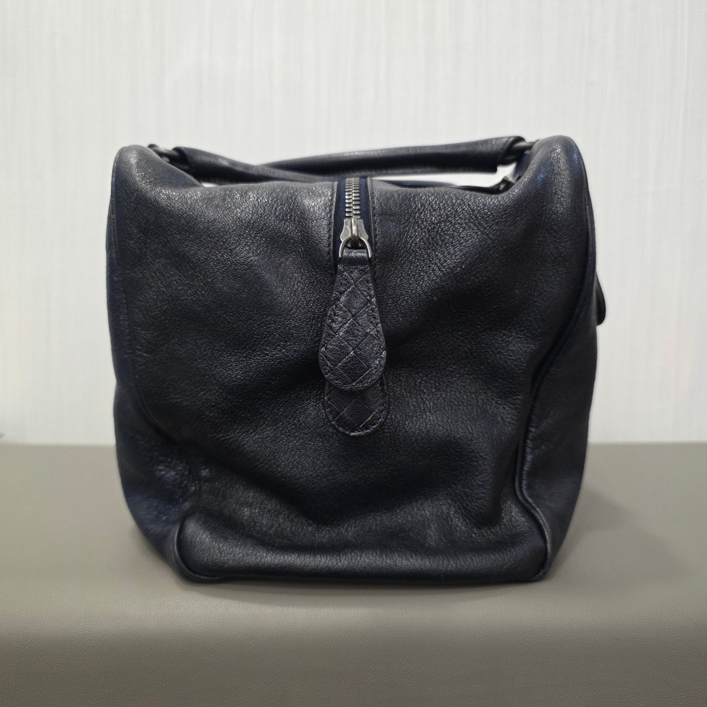 Bottega Veneta Intrecciato Detail Leather Boston Handbag Black (Pre-Owned)