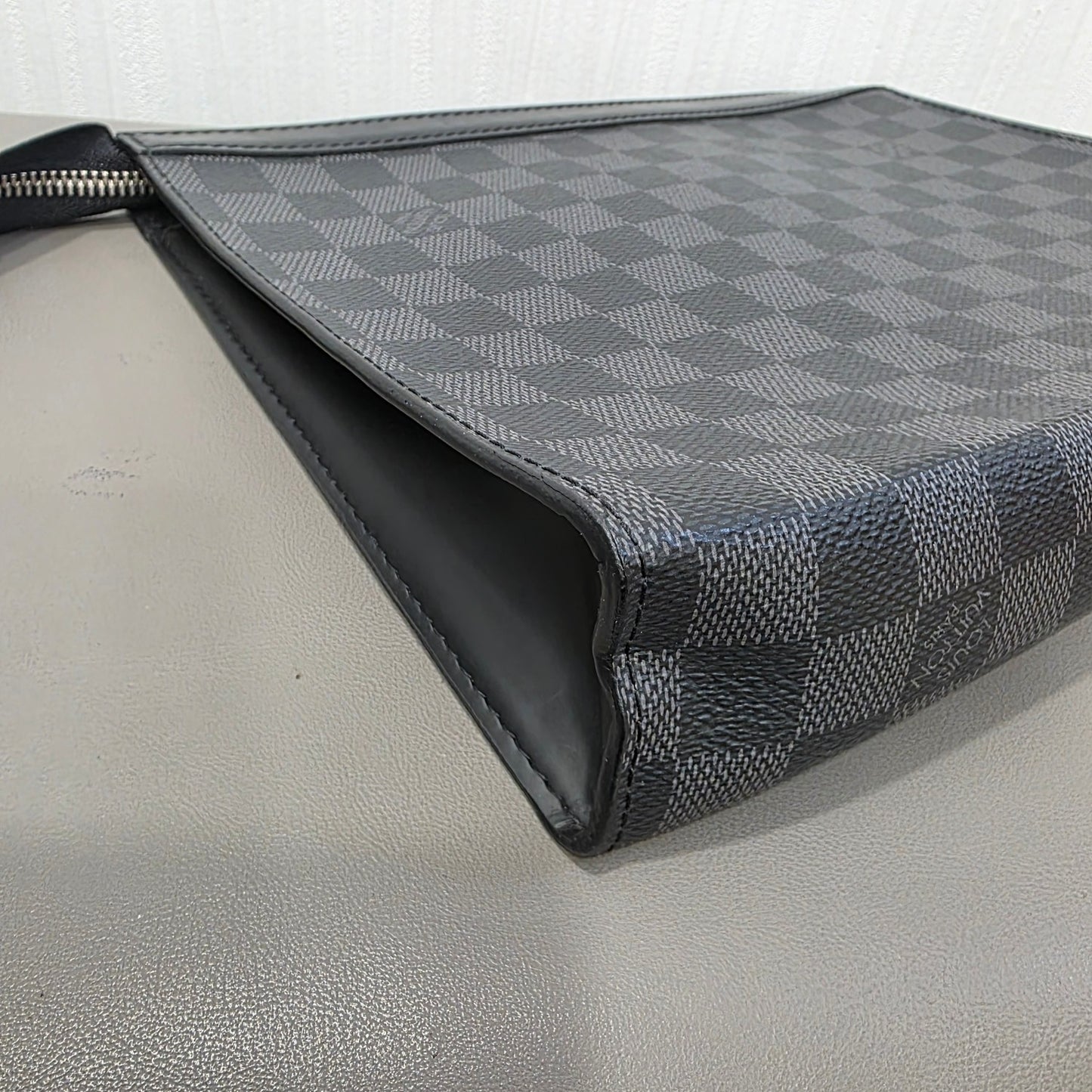 Louis Vuitton Damier Graphite Pochette Voyage MM Clutch (Pre-Owned)