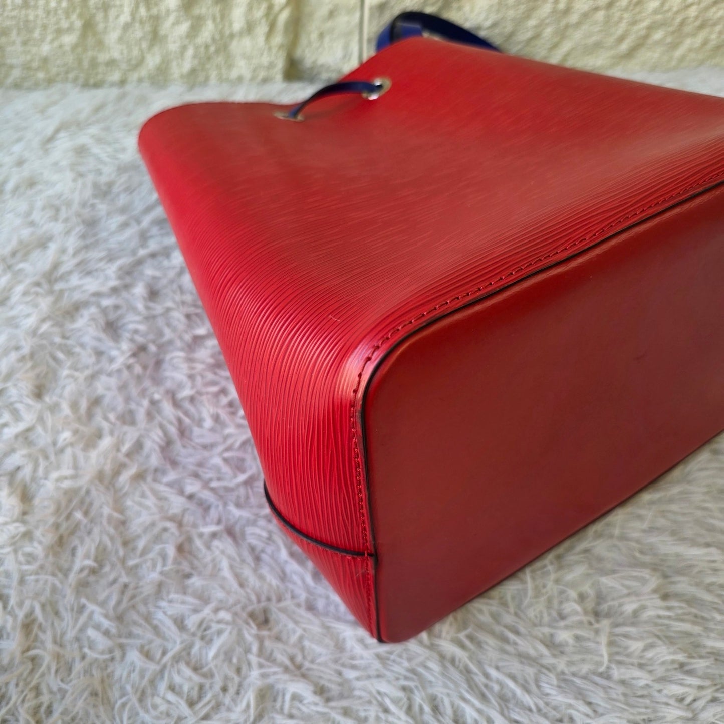 Louis Vuitton Epi NeoNoe BB Bi-Color Shoulder Bag (Pre-Owned)