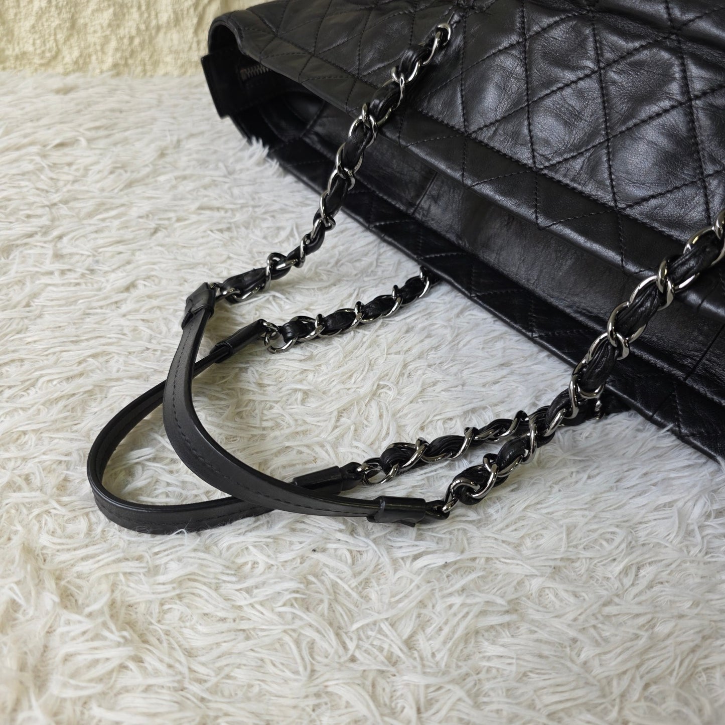 Chanel Quilted Chain Shoulder Tote Bag (Pre-Owned)
